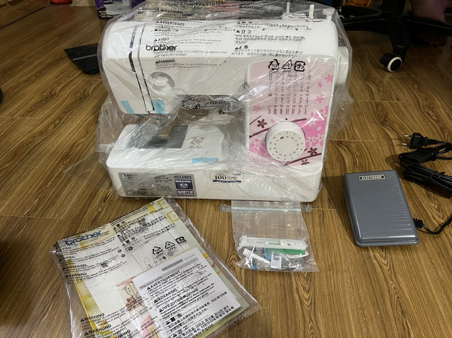 Tiki Now giao trong vòng nửa nốt nhạc 👌🏻 Máy có đầy đủ phụ kiện kèm theo và phiếu bảo hành, chạy khá êm, tiếng ồn là điều tất yếu vì nếu không ồn tức là máy khỏi chạy =)) Phù hợp nhu cầu sử dụng trong gia đình