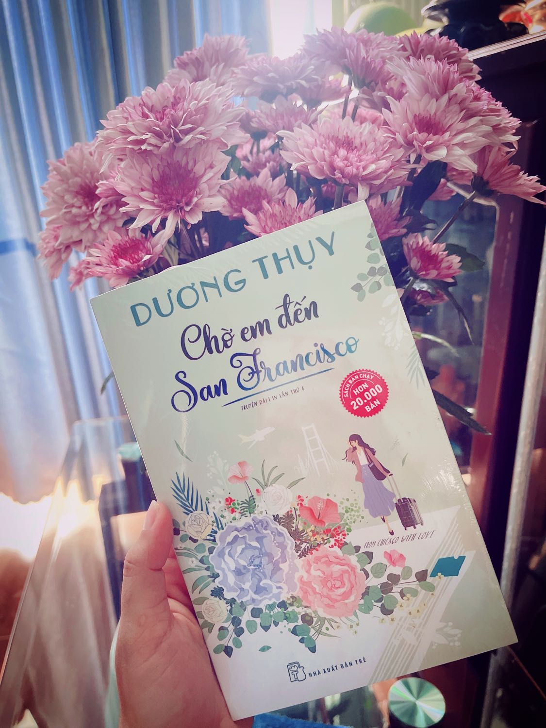 Bìa sách đẹp xỉu, hóng nội dung bên trong