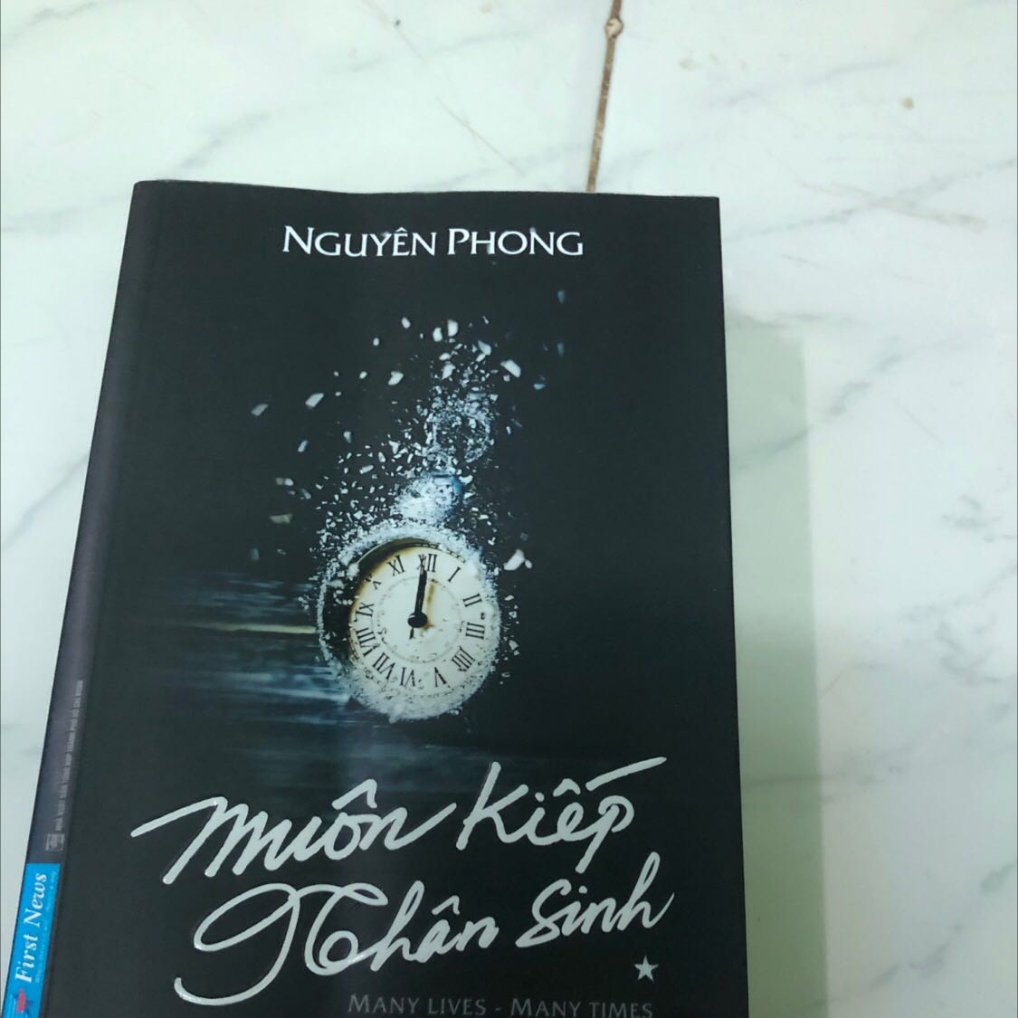 Cách viết của bác Nguyên Phong vô cùng lôi cuốn, đến mức mình thấy đây giống câu chuyện giả tưởng hơn là câu chuyện thật. Nội dung cho 4/5*
Về hình thức: 2/5* vì phần cuối nhiều trang bị dính chùm, nhà xuất bản chẳng trau chuốt cho sách gì hết
Về giao hàng: 3/5* vì giao trễ.