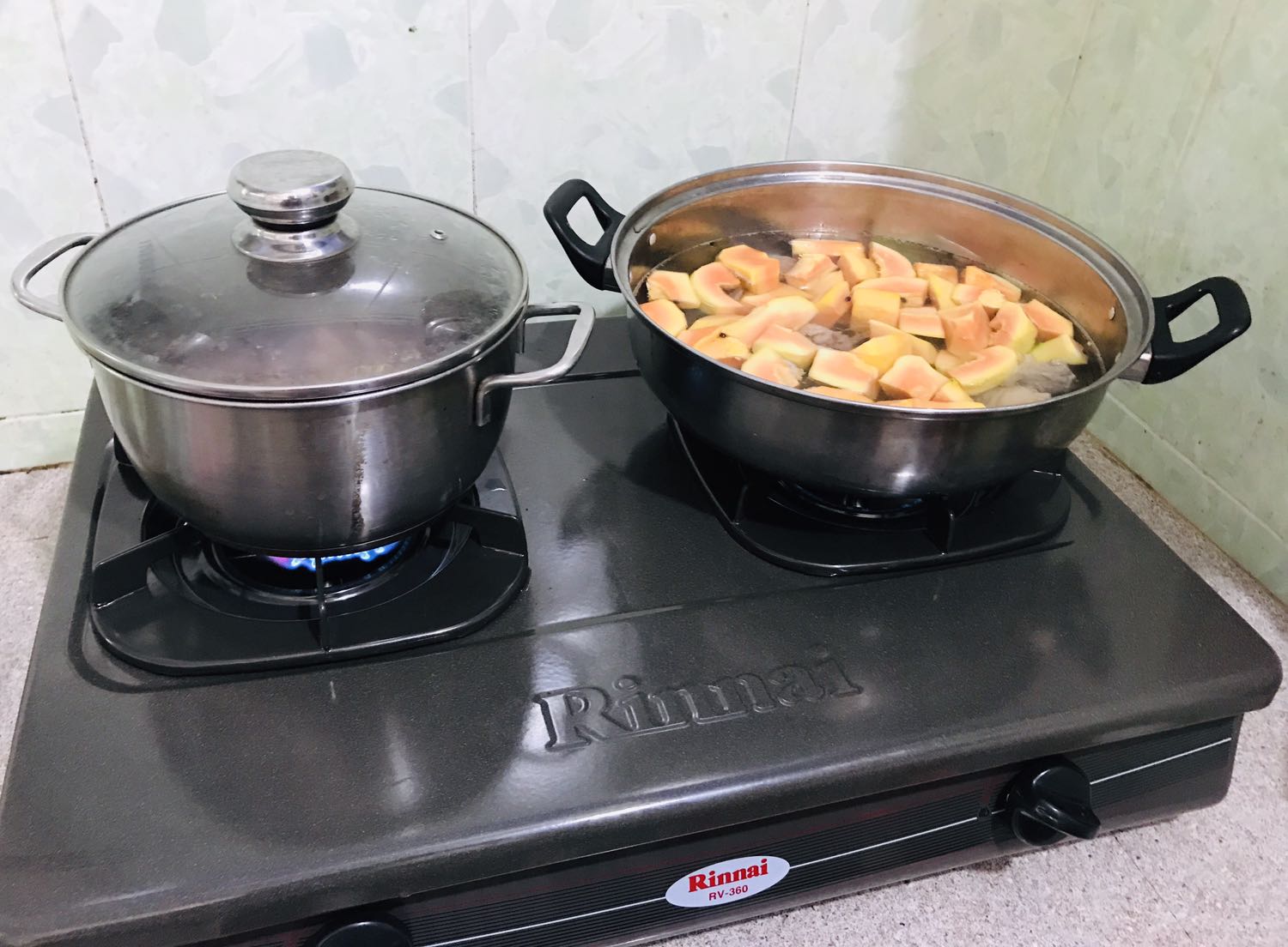 Bếp nhỏ gọn, chắc chắn, màu sắc nhìn sang trọng. Nút đánh lửa mới dùng có vẻ không được nhạy lắm và phát ra tiếng khá lớn. Tốt trong tầm giá. Hy vọng sẽ bền.