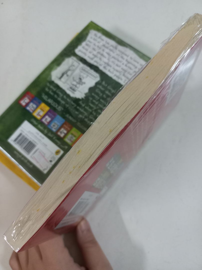 Huhu, hơi buồn khi sách bị ố như thế này, mình hi vọng Fahasa sẽ chú ý hơn.