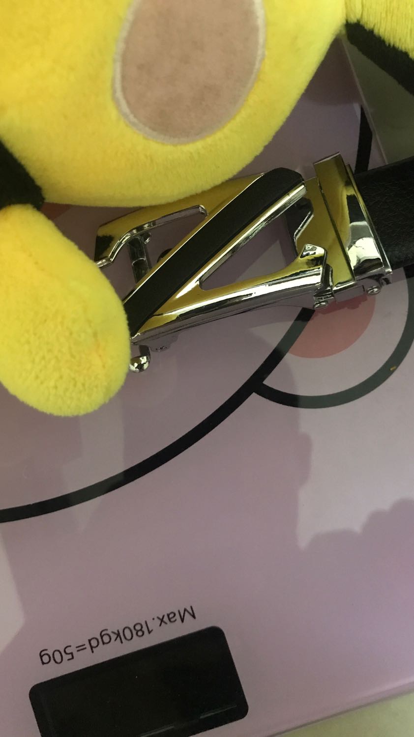 Hàng đúng như mô tả. Thắt lưng rất đẹp. Dễ phối đồ dùng cho quần vải hay quần jean cũng ok. Dây da dài nên bụng mình gần 100 đeo vẫn ok. Da mềm bóng và đẹp. Mình rất hài lòng về chất lượng sản phẩm. Khoá cũng rất dễ đeo koeeur thiết kế tiện lợi. Shop bán hàng uy tín, chất lượng tốt. Cảm ơn shop.