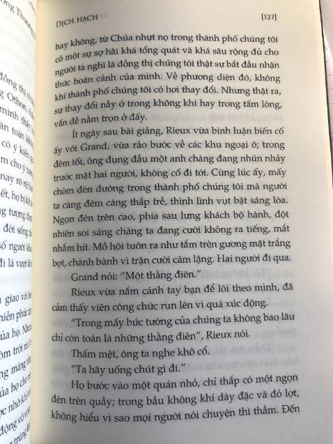 Mình mua mấy quyển liền ở Nhà Nam, khi nhận được thì khá hài lòng vì bề ngoài ít lỗi, sách phẳng phiu. Song nay, sau khi đọc hết những quyển kia, mình dở cuốn "Dịch Hạch" ra và thấy thất vọng khủng khiếp bởi bản dịch quá tệ: Chính tả sai liên miên, câu cú lủng củng, đọc mà tức. Hi vọng tiki cũng như nhà sách Nhã Nam sẽ cẩn thận trong khâu kiểm định nhiều hơn và đưa bản preview lên trang tiki, để không xảy ra trường hợp như này, vì mình là fan của Nhã Nam, bởi không chỉ bìa đẹp và chất lượng bản dịch, in ấn trước giờ rất tốt, nhưng riêng quyển Dịch Hạch mình nhận được thì không, khiến một tác phẩm Nobel mất đi cái hay của nó.
(Trong những ảnh mình chọn ngẫu nhiên dưới điển hình có lỗi sai chính tả: "bệnh" -> "bịnh", "Chủ nhật" -> "Chúa nhựt", "hoạn bạn, bệnh tật" -> "bịnh hoạn", "mai này" -> "mai nầy"; và dùng từ địa phương khó nắm bắt "chành bành".)