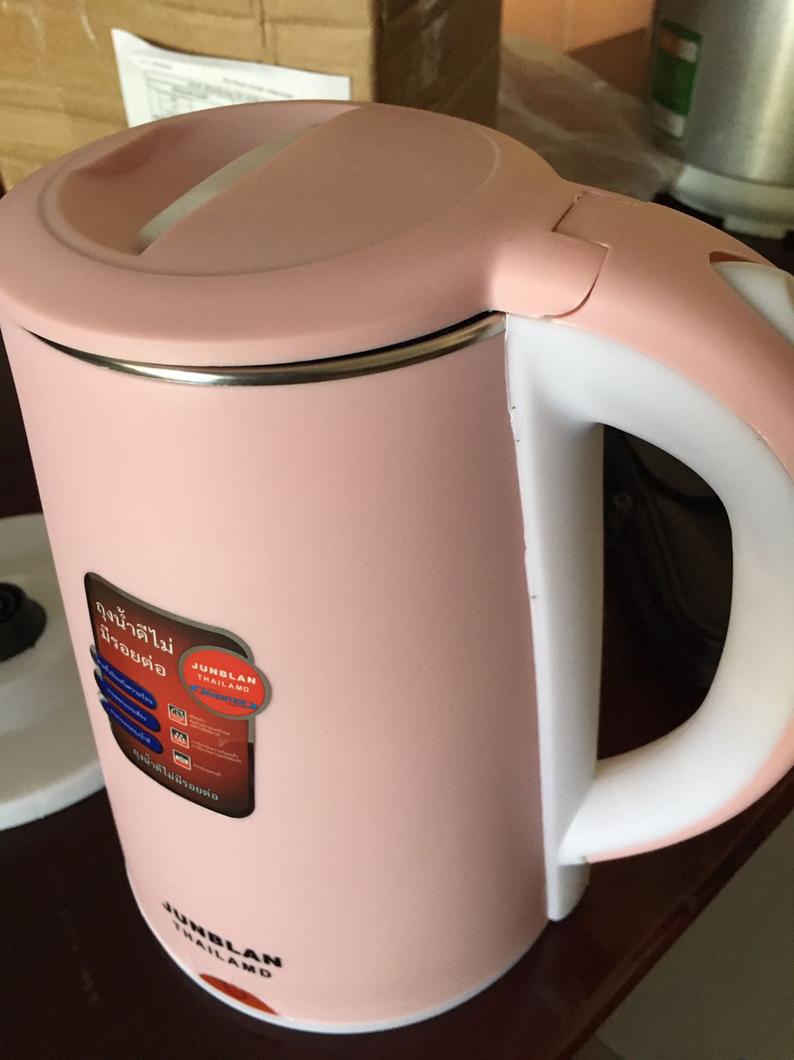 Tôi hoàn toàn thất vọng về sản phẩm
Người nhà tôi không biết nên nhận hàng 
Tôi mà có nhà tôi trả hàng ngay lập tức
Ấm nấu mỏng như *** bia nhựa thì ọp ẹp hở hang xấu xí.
Tôi muốn trả lại hàng dỏm này quá
Tôi mua hàng trên tiki rất nhiều nhưng lần này tôi rất thất vọng
Tại sao tiki lại cho bán loại hàng dỏm đến như vậy
Tôi yêu cầu trả hàng