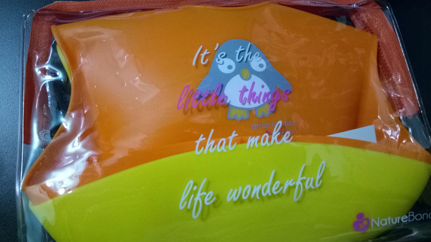 Yếm mềm nhưng chắc chắn, máng rộng, màu sắc rất tươi tắn, con mình thấy rất thích, nói chung là rất ưng. Cám ơn Tiki đã có 1 sp tốt. Yếm mềm nhưng chắc chắn, máng rộng, màu sắc rất tươi tắn, con mình thấy rất thích, nói chung là rất ưng. Cám ơn Tiki đã có 1 sp tốt.