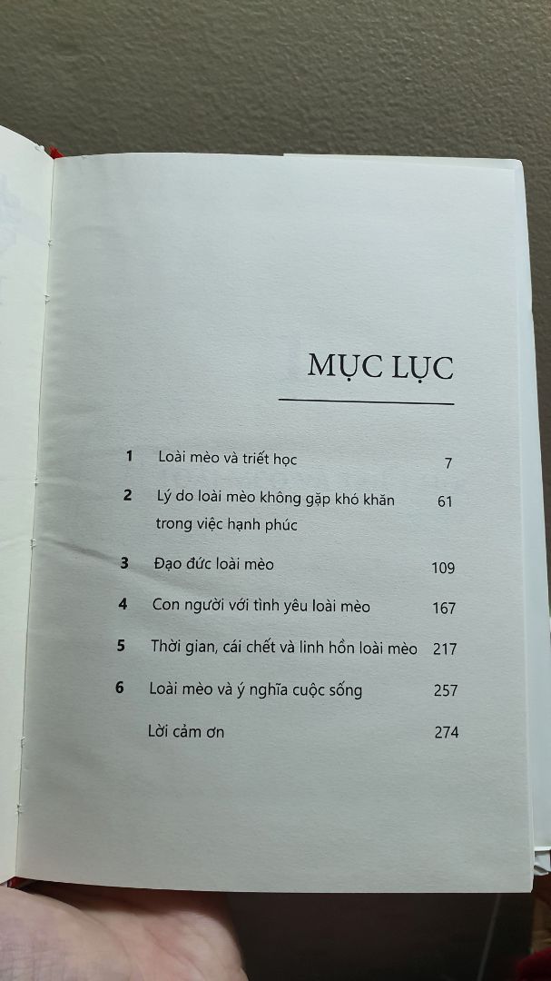 Shipper Tiki vui vẻ, nhiệt tình. Sách được đóng hộp kĩ lưỡng. Sách được bọc màng nilong cẩn thận. Sách bìa cứng đẹp, giấy tốt. Mình ưng ý về hình thức. Nội dung thong thả đọc sau.