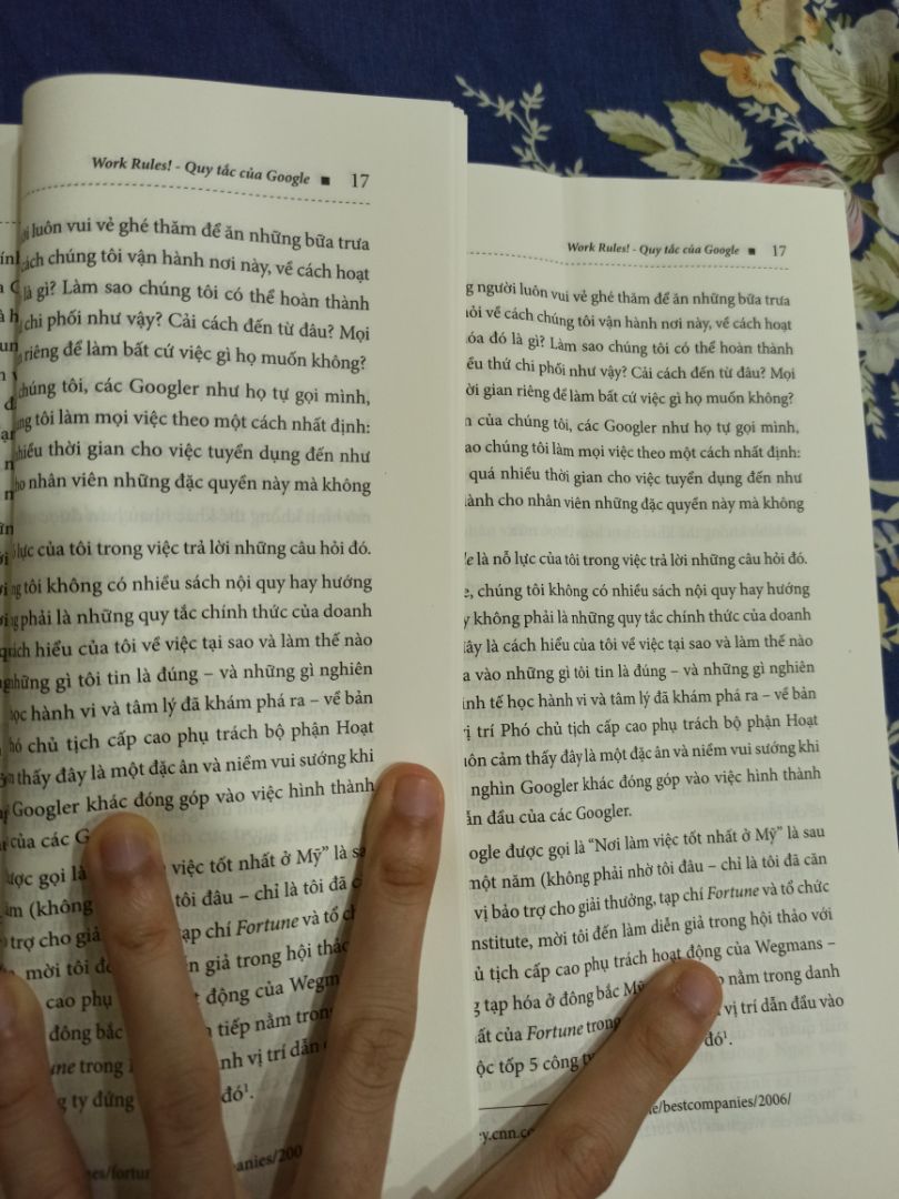 Đã mua sách ở tiki rất nhiều lần nhưng chưa bao giờ vớ phải quyển như này cả :((. Mình mua quyển này từ rất lâu rồi, định để sau rồi đọc, qua đọc 1 chút, nay mở ra đọc tiếp. Đọc một hồi, đi tìm bút đánh dấu hí hoáy đánh dấu như thật, thì tự dưng thấy đoạn này sao quen quá, hay là quạt lật mất dấu trang sách của mình, cố đọc tiếp. Thì ôi thôi, rõ ràng đoạn này đã đánh dấu ngay trước mà, sách đã IN LẶP LẠI không phải một MÀ LÀ 2 CHỖ (trang 17-25) và (trang 28-32) còn lại có lặp lại chỗ nào nữa không thì mình không rõ vì đã mất cảm hứng rồi, chưa đọc tiếp được. Thực sự mất cảm tình.