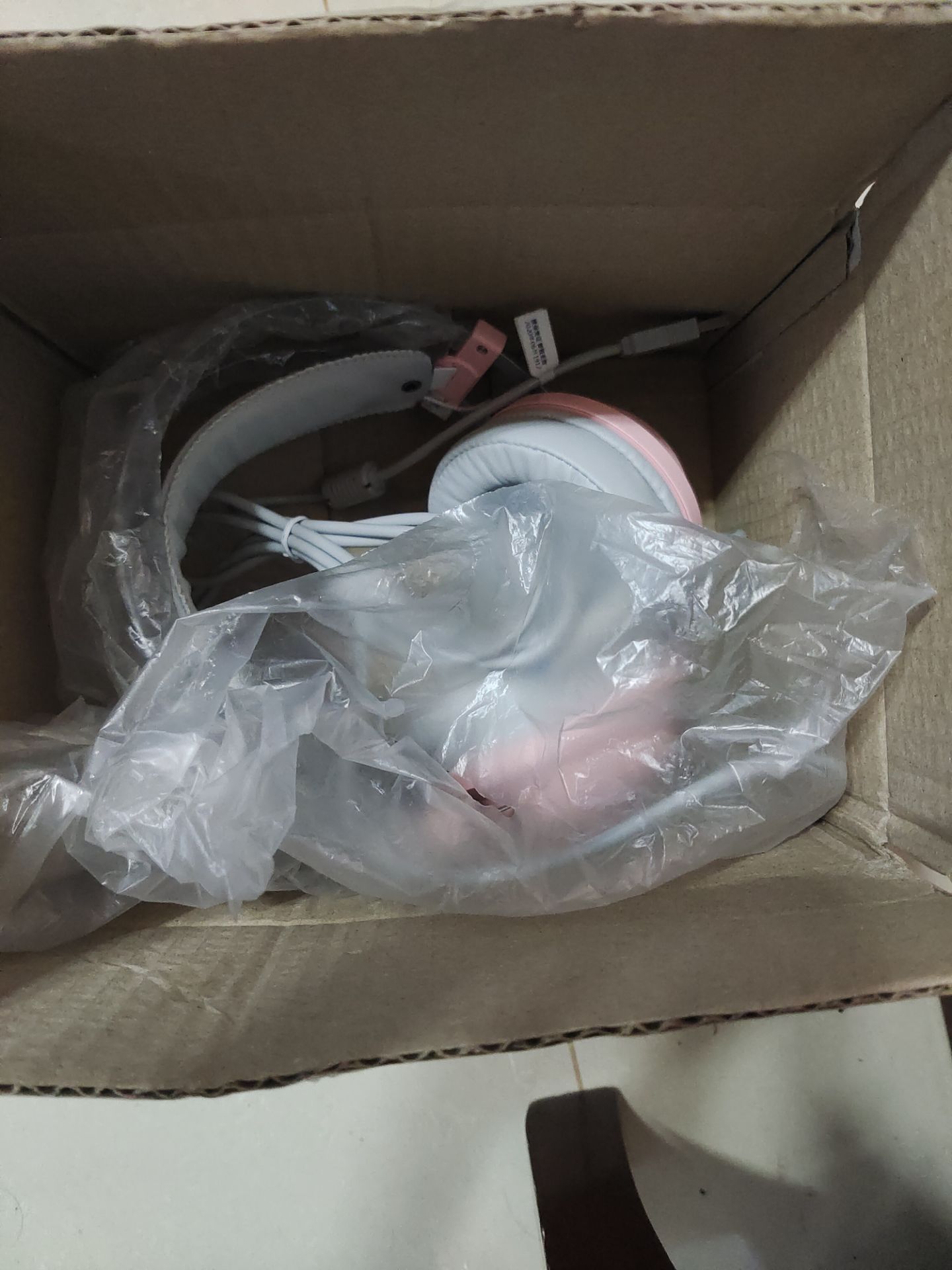 Hàng khá ổn, Loa nghe hay, Mic đàm thoại tốt.. Tuy nhiên sản phẩm không có hộp, chỉ bọc bằng túi nilon và đóng gói cũng không chắc chắn lắm.