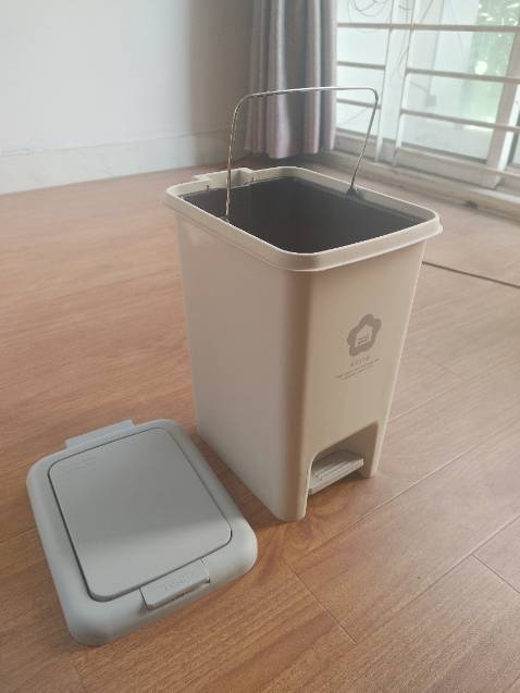 Shop đóng hàng cẩn thận. Shipper thân thiện. Vẫn luôn cố gắng mua của Tiki khi có thể. Thùng rác chắc chắn, đẹp. Cảm ơn shop và Tiki.