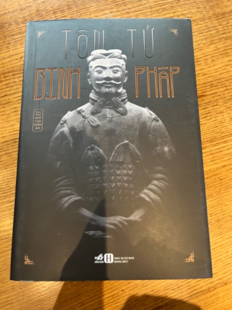 Mình mua sách Tiki Now, giao trong vòng 1h. Đáng chú ý là sách có 2 lớp bìa. Sách mới, đẹp. Mình rất hài lòng.