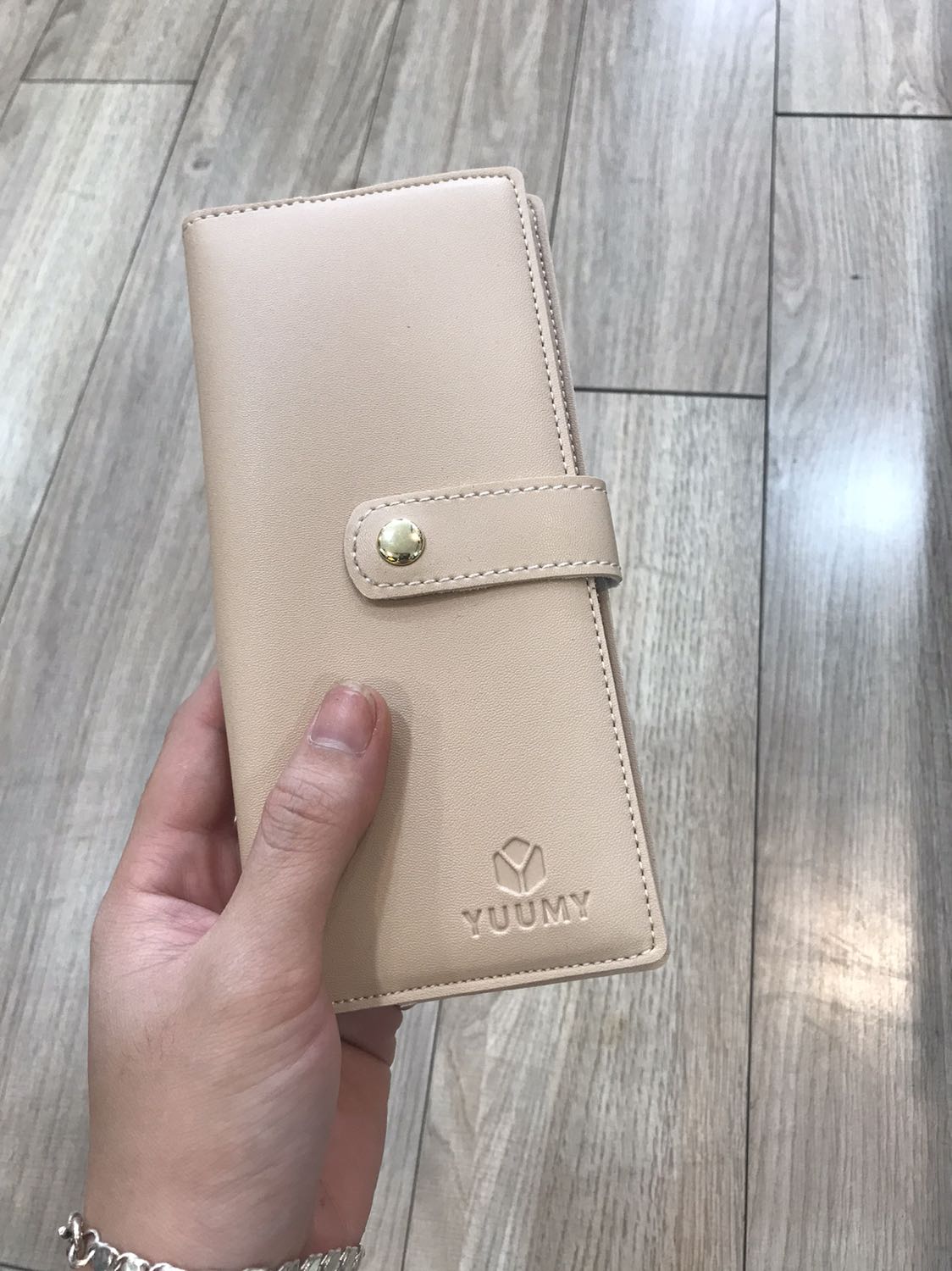 sản phẩm chất lượng cao , giá cũng mềm nữa 
đựng được thẻ với giấy tời quá tuyệt luôn ạ , 
sẽ luôn ủng hộ shop nhiều hơn ạ