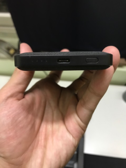 Hàng đóng gói kĩ càng và giao nhanh. Sản phẩm thuộc thương hiệu Mophie, cầm trên tay cảm giác cao cấp. Nhỏ gọn, vừa đủ để sạc. Chất lượng thì sạc k nóng máy, sạc nhanh. Khá oke 👍👍👍