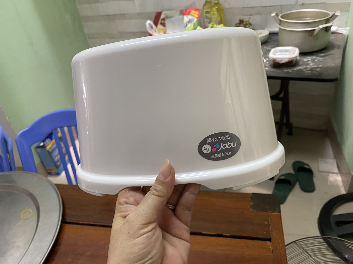 Đẹp chắc chắn, trơn tru không bị sắc cạnh. Nên mua dùng