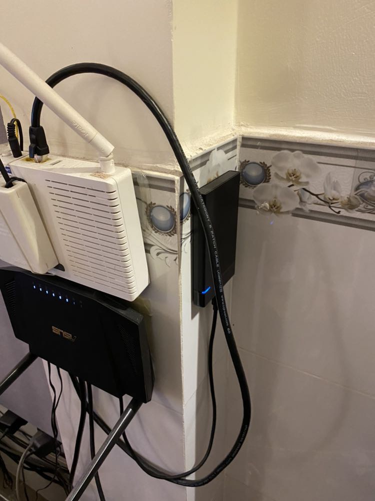 Nhận đúng hàng, dùng đến nay là khoảng 1 tuần nhưng hôm nay phát hiện box tự ngắt rồi kết nối lại 1 lần, Windows có báo. Mình dùng với ổ Kingston A400 hàng chính hãng, cắm cổng USB 3.0 sau main Crosshair VI Hero. Sẽ tiếp tục theo dõi và cập nhật thêm phần đánh giá này.
Cập nhật: chạy 24/7 làm ổ truy cập trong mạng nội bộ cũng khá ổn. Cập nhật đánh giá từ 2 lên 4 sao vì thỉnh thoảng cũng chập chờn một lúc mới vào dù ko để idle Nhận đúng hàng, dùng đến nay là khoảng 1 tuần nhưng hôm nay phát hiện box tự ngắt rồi kết nối lại 1 lần, Windows có báo. Mình dùng với ổ Kingston A400 hàng chính hãng, cắm cổng USB 3.0 sau main Crosshair VI Hero. Sẽ tiếp tục theo dõi và cập nhật thêm phần đánh giá này.
Cập nhật: chạy 24/7 làm ổ truy cập trong mạng nội bộ cũng khá ổn. Cập nhật đánh giá từ 2 lên 4 sao vì thỉnh thoảng cũng chập chờn một lúc mới vào dù ko để idle