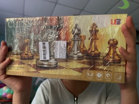 Bàn cờ đẹp nha, những con cờ cũng rất đẹp. Bé mình rất thích, giao hàng siêu nhanh đặt hôm trước hôm sau có hàng rồi. Đóng hàng rất kỹ. Nói chung đẹp, hài lòng. Có điểm trừ là ngay khớp nối giữa 2 bàn cờ ko đc chắc chắn cho lắm, mở ra mở vô nhiều sợ nó sứt gãy. Cảm ơn shop, cảm ơn a shiper nhiều nhé!