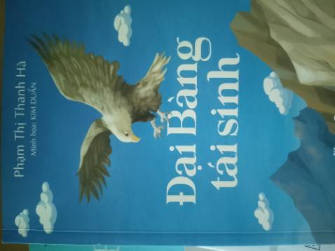 Sách không có bookmark. Bìa sách đẹp, chữ rõ ràng. 
Sách kể về Đại Bàng Trắng - nhân vật rất kiêu ngạo cho rằng mình mạnh mẽ, là chúa tể bầu trời và coi thường những động vật nhỏ bé hơn mình. Sau đó, Đại Bàng Trắng bị thương nặng trong 1 cơn bão lớn, chính những con vật nhỏ bé và chậm chạp mà Đại Bàng Trắng đã coi thường như: Rùa Đá, Chim sẻ...đã chăm sóc, động viên Đại Bàng vượt qua những giai đoạn khó khăn: hồi phục vết thương, tập bay và có thể bay lượn, chinh phục bầu trời.
Sách phù hợp với đối tượng trẻ em.