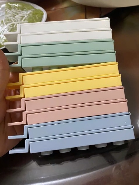 Nhà dùng nhiều đồ inochi lắm rùi trộm vía cái gì cũng xịn xò mà trông cứ nhiều màu đáng iu :))) kẹp chất lượng lắm nha kẹp chắc cực, nhựa xịn k ọp ẹp, mấy cái kẹp thiết kế hình như mấy miếng lego nên xếp vào nhau cho đỡ mất okela lắm nha