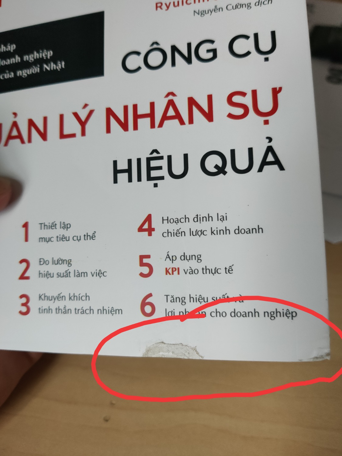 Bỏ tiền để mua 1 quyển sách mới, chưa đọc nhưng tôi không hài lòng về chất lượng của sách. Ngoại quan nhìn đã thấy bị hư bìa sách mà shop vẫn giao cho khách hàng.