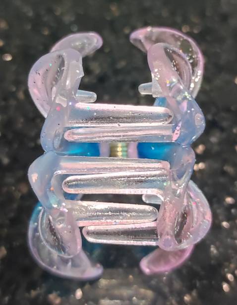 Shop ơi, có 1 kẹp bị gãy 2 răng nè. Nhưng mình vẫn đánh giá 5 sao vì mình mua của shop 3 đơn rồi và shop có gửi kèm quà tặng be bé bất ngờ trong gói hàng.