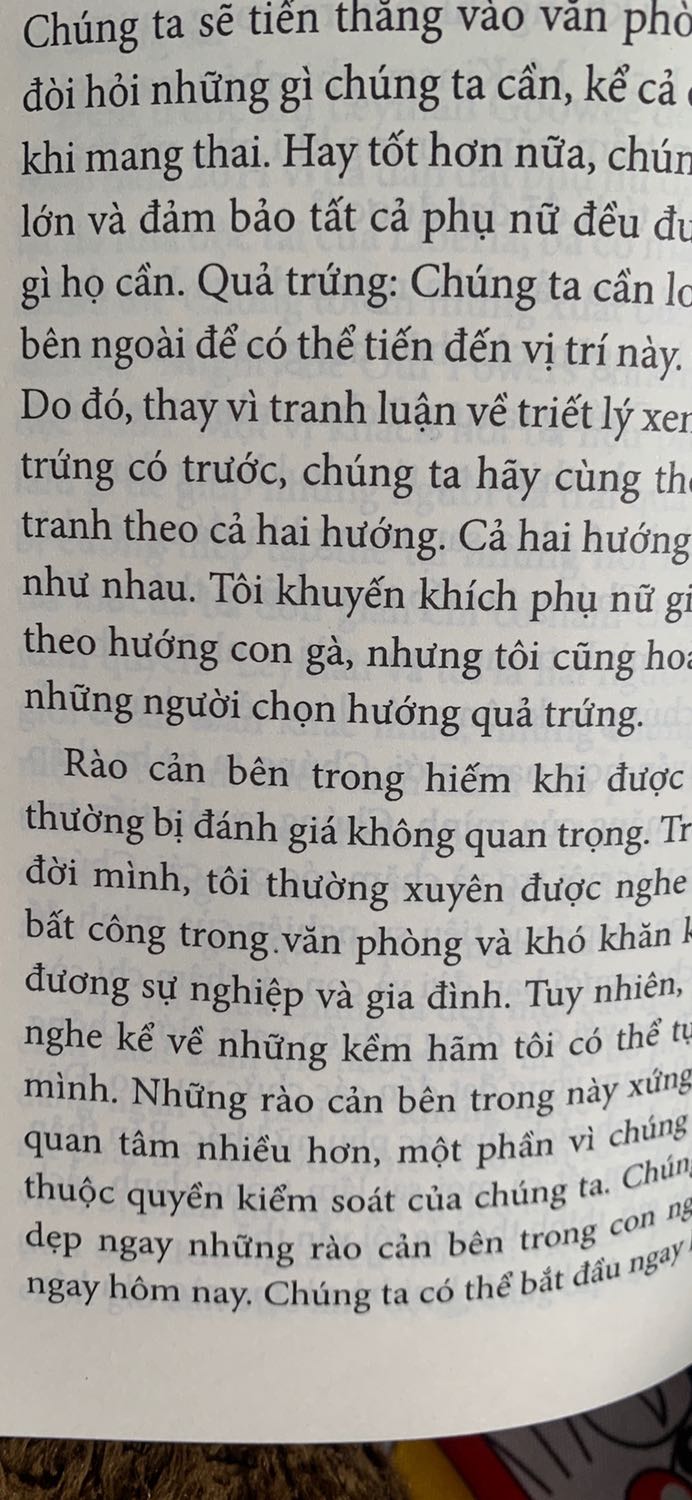Thật sự tôi rất khó chịu khi đang đọc dỡ quyển sách Lean in (Dấn Thân) mà phải vào đánh giá. Vì lần đầu tiên đọc một quyển sách chưa tới 30 trang mà phát hiện khá nhiều lỗi chính tả gây khó chịu cực kỳ. Nhà xuất bản nên xem lại sách rà soát kỹ về lỗi chính tả trước khi cho xuất bản.