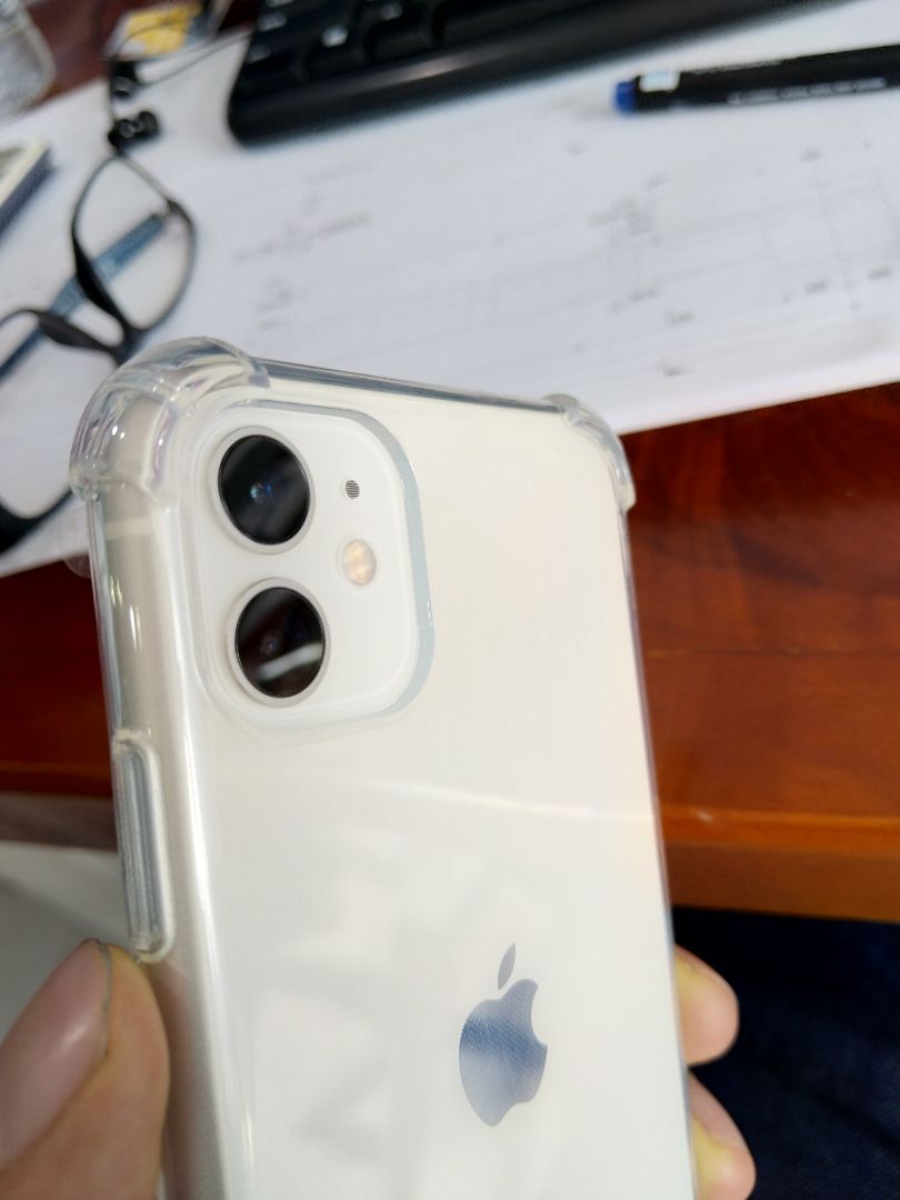 Ốp lưng dày, ôm vừa điện thoại. Chỗ camera có gờ cao hơn nên phần nào bảo vệ camera tốt hơn khi đặt điện thoại xuống.