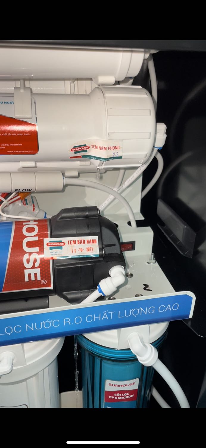 Lõi RO rỉ nước vì gioăng không chặt, phải xé tem niêm phong để chỉnh lại. Công tắc ko bật vẫn chạy. Khóa van nước bơm vẫn chạy => hư áp thấp. Nước xả rất lâu vẫn có cặn đen li ti, không uống được. Khuyên các bạn đừng mua cái này mà phí tiền 😔 Lõi RO rỉ nước vì gioăng không chặt, phải xé tem niêm phong để chỉnh lại. Công tắc ko bật vẫn chạy. Khóa van nước bơm vẫn chạy => hư áp thấp. Nước xả rất lâu vẫn có cặn đen li ti, không uống được. Khuyên các bạn đừng mua cái này mà phí tiền 😔