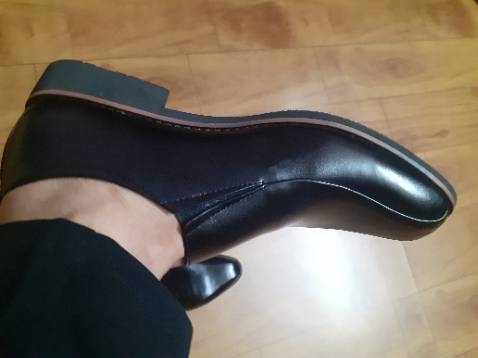 Giầy rẻ mà form rất đẹp, da thật, mỗi tội đế ko khâu, về mang đi khâu cũng ok, rất hài lòng