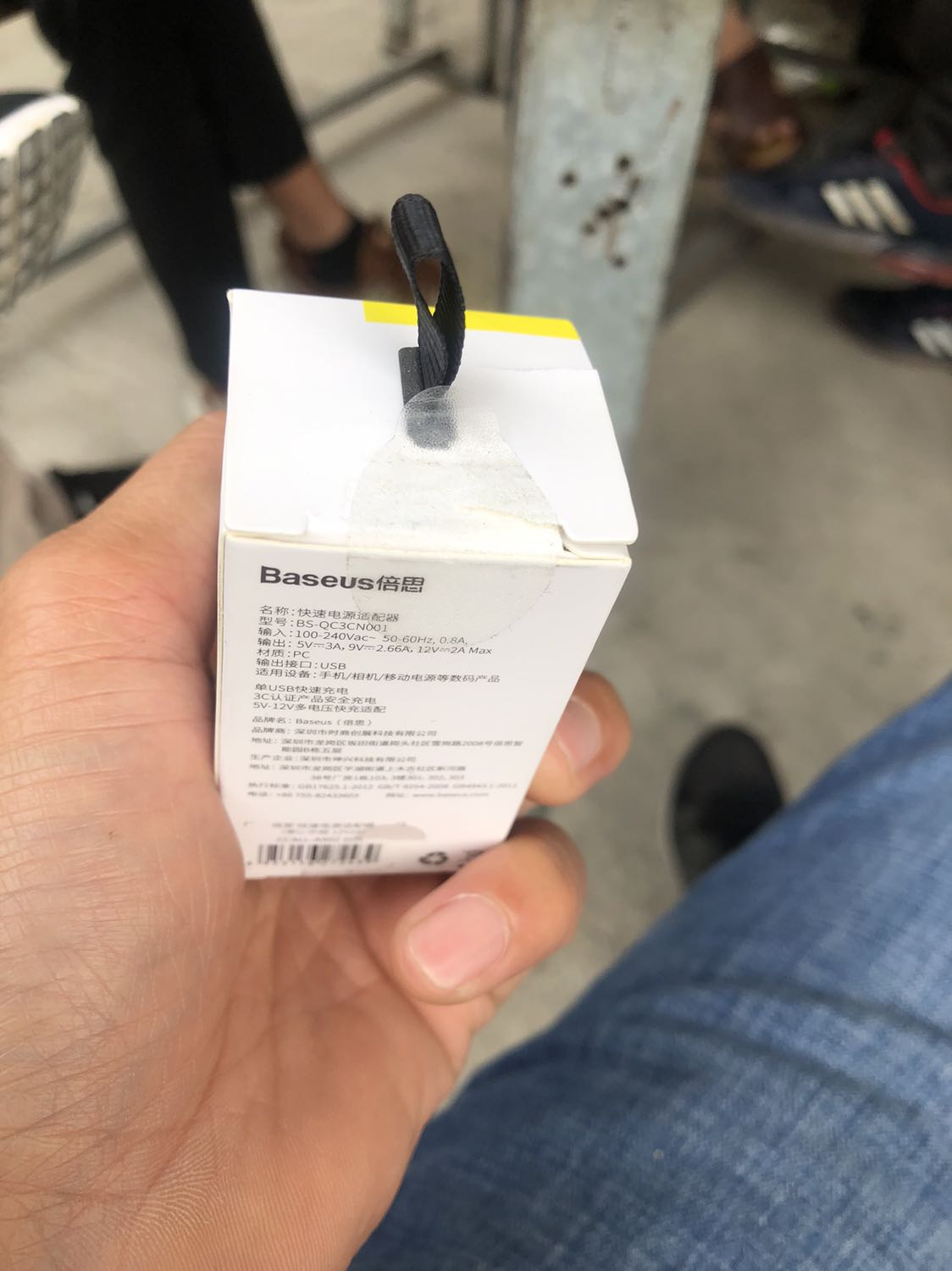 Hộp không nguyên seal thì không sao, nhưng đặt chân tròn lại giao chân dẹt. Chỉ cho 1 sao.