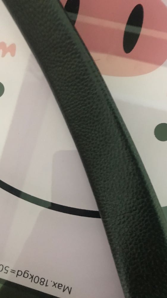 Hàng đúng như mô tả. Thắt lưng rất đẹp. Dễ phối đồ dùng cho quần vải hay quần jean cũng ok. Dây da dài nên bụng mình gần 100 đeo vẫn ok. Da mềm bóng và đẹp. Mình rất hài lòng về chất lượng sản phẩm. Khoá cũng rất dễ đeo koeeur thiết kế tiện lợi. Shop bán hàng uy tín, chất lượng tốt. Cảm ơn shop.