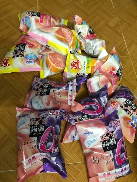 giao không đúng hàng:  đặt 6 gói vị nho xanh và cam;  6 gói vị nho tím và táo đỏ.
shop đã giao:  1 gói vị nho tím và táo đỏ, 4 gói nho tím và đào, 7 gói chanh đào
Mình không hoàn trả hàng, mặc dù không hài lòng.