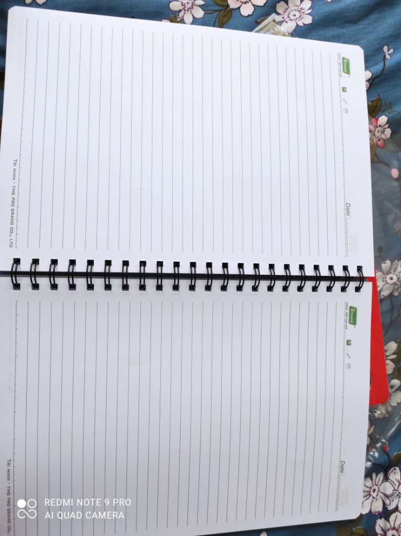 sổ đẹp, bìa dày và cứng cáp, giấy trắng, mịn, đường kẻ rõ ràng, giống như mô tả. tiki giao hàng nhanh, shop đóng gói cẩn thận. sẽ tiếp tục ủng hộ shop. thanks tiki và shop.