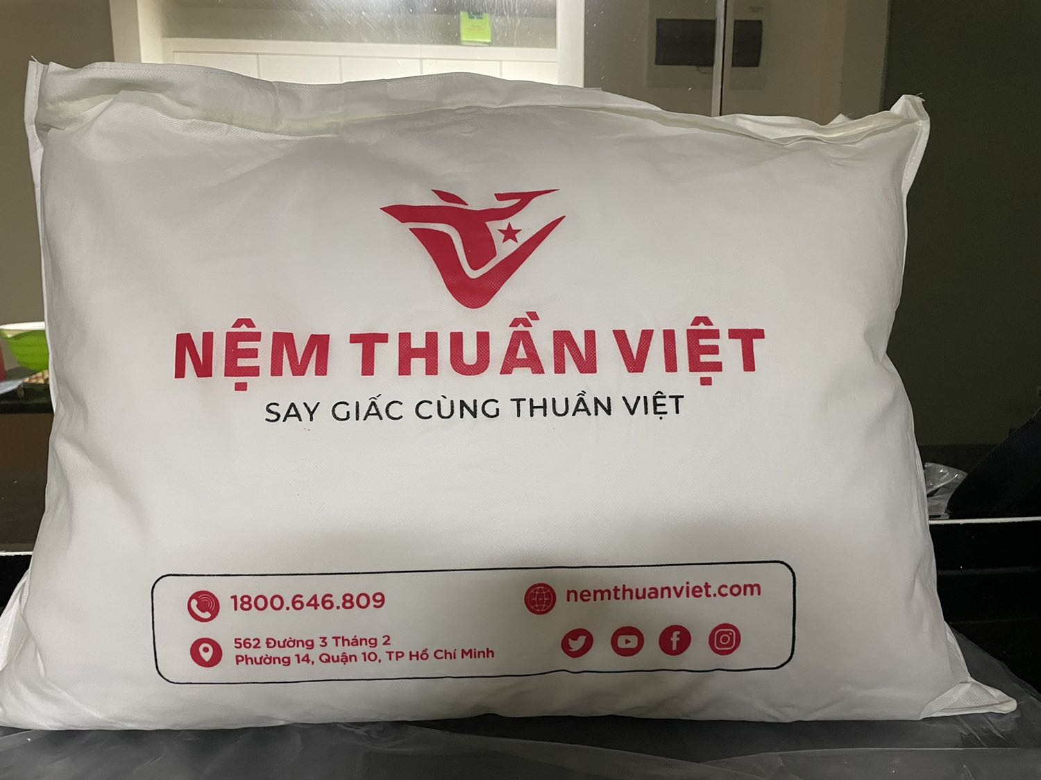 Bên Tiki giao lỗi hàng, ngưng mình liên hệ trực tiếp với sớm và được giải quyết nhanh chóng. Bạn nhân viên bên shop nhanh, gọn và xin lỗi khách hàng, đ qua giao hàng lại ngay. Rất đáng khen
Gối mềm, lông vũ ok nằm rất đã