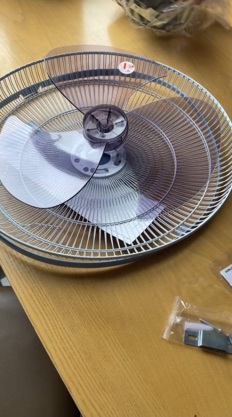 Quá xịn sò trong tầm giá, với 4xx thì không thể tìm được loại quạt nào có remote đâu nha mọi người :)). Bật số 1 thì mát nhè nhẹ phù hợp cho ban đêm, nhà có em bé nhỏ. Bật số 2 thì quá ok cho trưa hè oi bức, quạt ko ồn, tiếng gió đủ nghe trong phòng nhỏ. Có nhiều chế độ gió, màu sắc đẹp, đường nét sắc sảo, cứng cáp, tặng pin đi kèm remote luôn. Quá là ok luôn cho lựa chọn này. Quá xịn sò trong tầm giá, với 4xx thì không thể tìm được loại quạt nào có remote đâu nha mọi người :)). Bật số 1 thì mát nhè nhẹ phù hợp cho ban đêm, nhà có em bé nhỏ. Bật số 2 thì quá ok cho trưa hè oi bức, quạt ko ồn, tiếng gió đủ nghe trong phòng nhỏ. Có nhiều chế độ gió, màu sắc đẹp, đường nét sắc sảo, cứng cáp, tặng pin đi kèm remote luôn. Quá là ok luôn cho lựa chọn này.