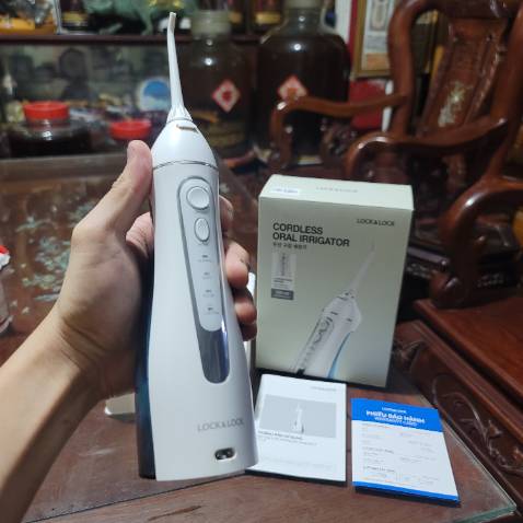 máy này xài ok , sạch răng miệng , nhưng cái lần trước được bạn tặng sinh nhật , xài đc hơn 6 tháng bị hư , nghĩ do quá trình xài ntn nên hư ... lên tiki mua lại 1 cái y vậy xài , mua hôm 1.4.2023 , đến hôm nay 30.5.2023 thì bị hư y chang cái củ , bấm ko xịt , tưởng hết pin , sạc gần 2 tiếng vẫn ko có động tỉnh gì , giờ mình muốn bảo hành thì phải như thế nào ?