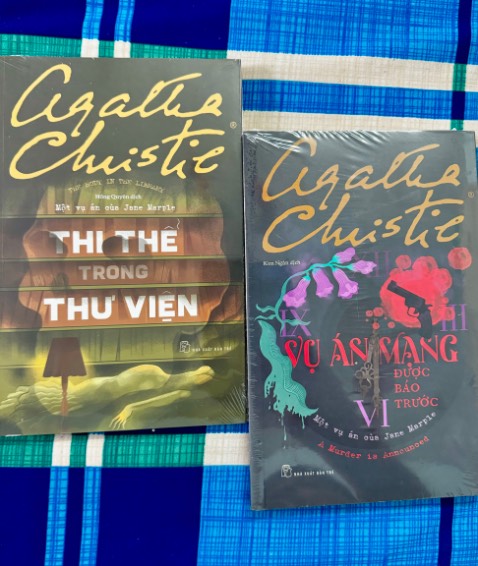 2 tựa mới nhất của Agatha Christie hứa hẹn những vụ án  đặc sắc.

Sách mới nguyên seal, đóng gói cẩn thận có xốp chống sốc 2-3 lớp.

Giao siêu tốc sớm hơn dự kiến. Shipper vui vẻ, lịch sự.