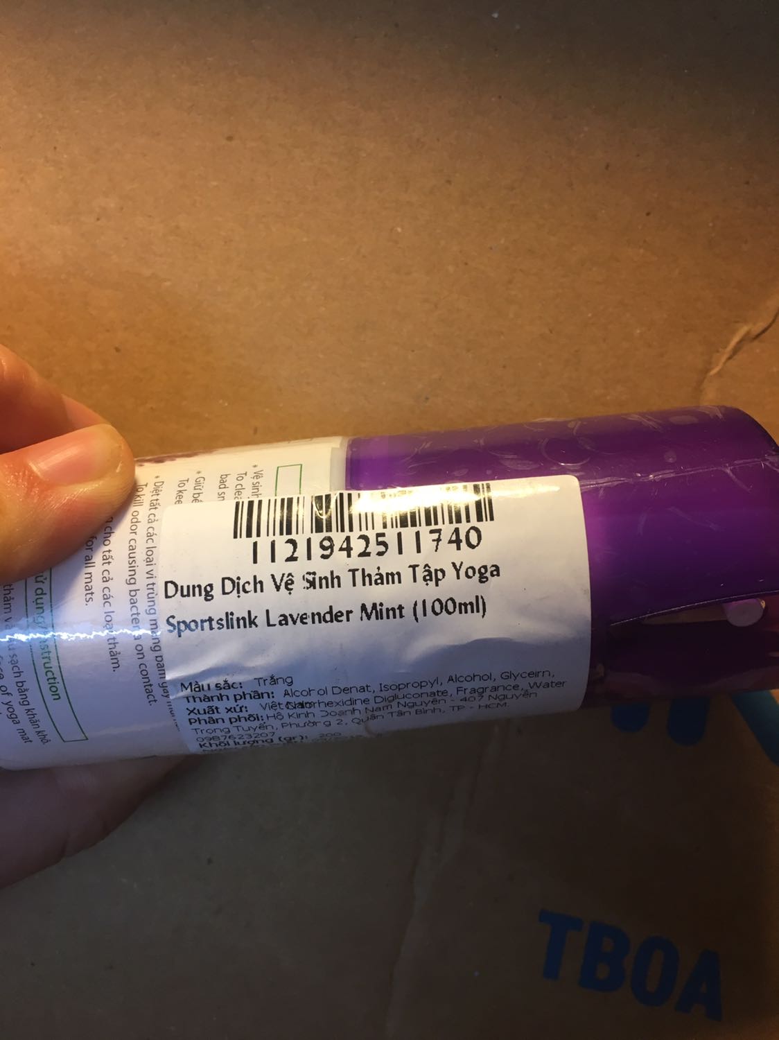 Ok, xịt thơm dễ dùng. Mỗi cái bất tiện là lúc dốc cái chai xuống xịt thì nước dễ chảy ra nên các bạn xịt thì để chai nghiêng nhẹ thôi nhé.