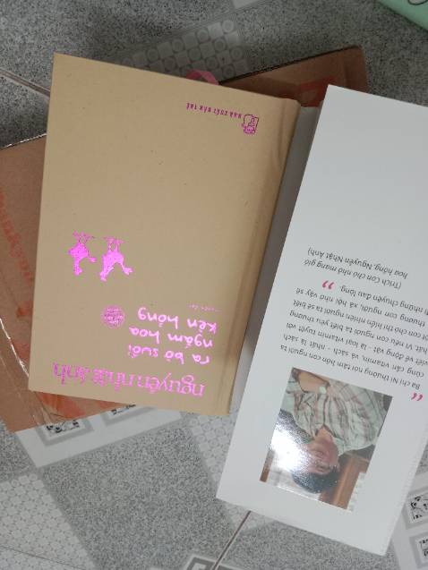 Sách đóng gói kĩ, ko bị hư hại gì hết, sách cực đẹp luôn nha mọi người, có bìa áo còn được tặng thêm quyển út quyên và tôi