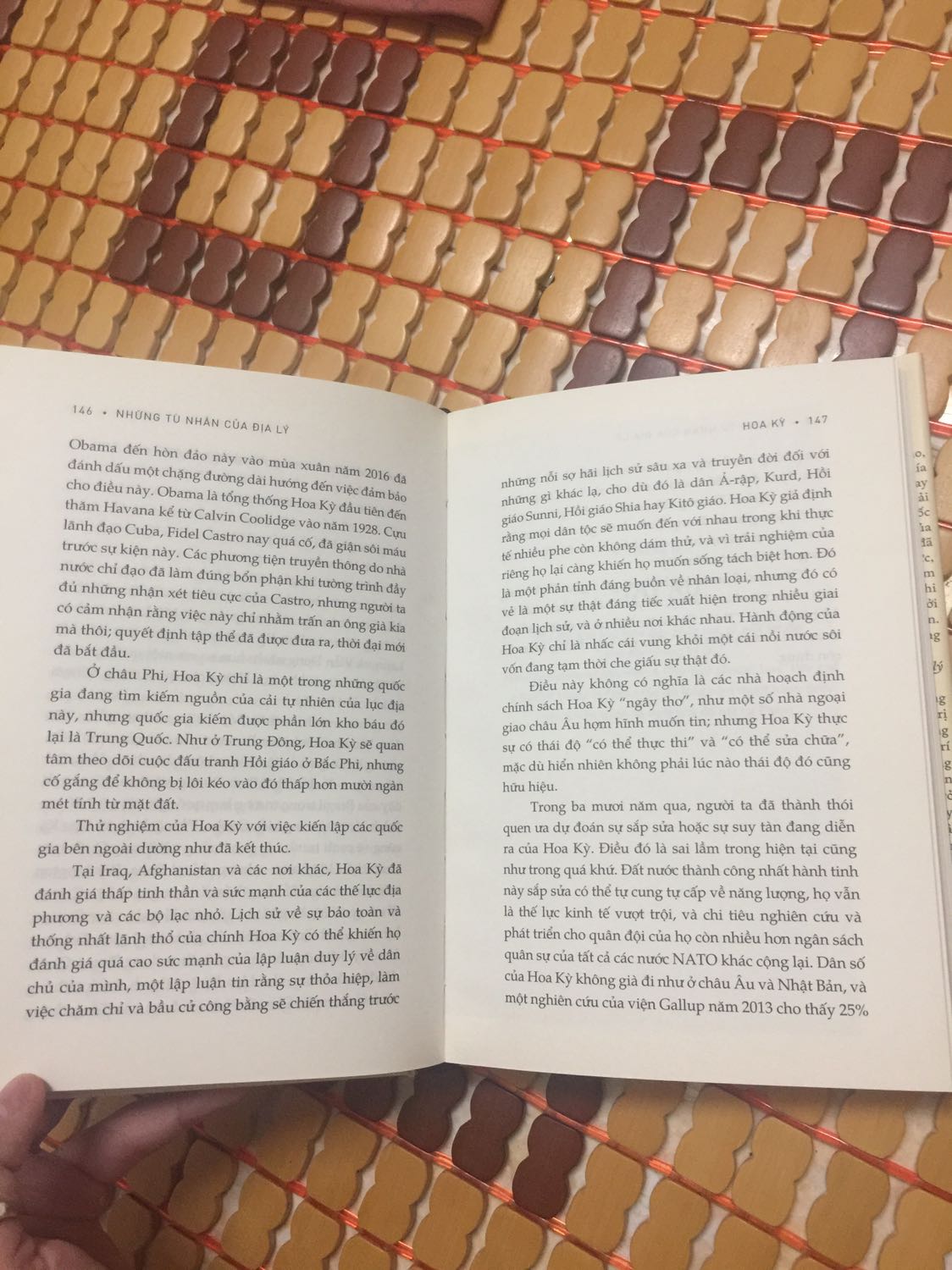 Mình thích cuốn này lâu lắm rùi í, cứ đợi Nhã Nam sale mà cứ hụt mất (vì lúc muốn mua thì chưa sale nhiều, lúc sale nhiều thì mấy cuốn khác mình thích lại sale nhiều hơn). Nhưng hiện tại, Nhã Nam bắt đầu sale 40-60% các loại sách, ko còn 35% như năm ngoái nữa, tuy vậy cuốn này chỉ sale 35% thui, mình mua vì ko muốn chờ nữa, một phần vì có mã giảm 100k và có nhiều xu trong tài khoản nên chốt đơn liền. Hiện giờ có rất nhiều người mua cuốn này vì chiến sự căng thẳng giữa Nga và Ukraine, mình ko biết có liên quan gì đến chuyện đó nhưng mình mua vì thật sự thích, thật sự bị thu hút với cái tên sách và những lời review từ bạn bè. Sách giao nhanh ^^ ship giảm nên chọn giao trong ngày vẫn dc freeship 
Sách nguyên vẹn, đẹp, nhỏ gọn hơn tưởng tượng