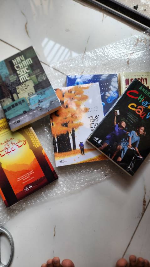 Giao nhanh, gói cẩn thận, t rất sợ khi đặt tiki nhưng lần này sách nguyên seal, không bị dập hay bẩn, rất hài lòng. Shipper tiki thân thiện. Mong lần sau mình đặt sách vẫn sẽ hài lòng như lần này.