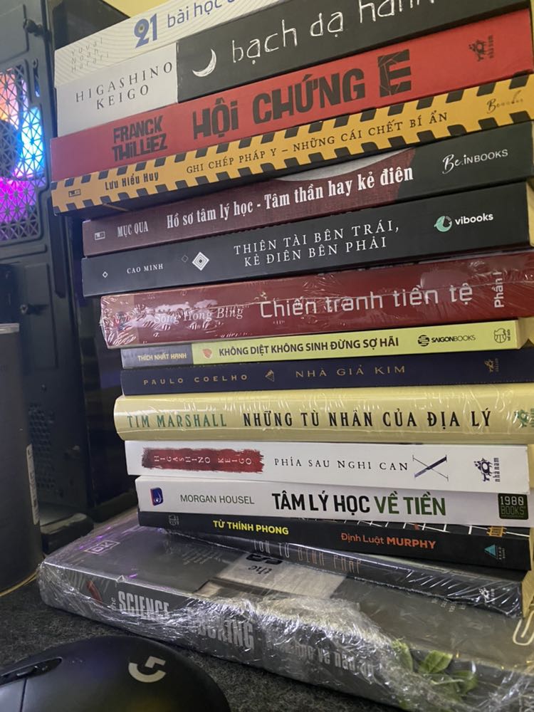 Thấy đang sale nên mình mua nhiều để dành đọc tutu. Sách đóng gói chắc chắn, đẹp, mùi thơm nữa