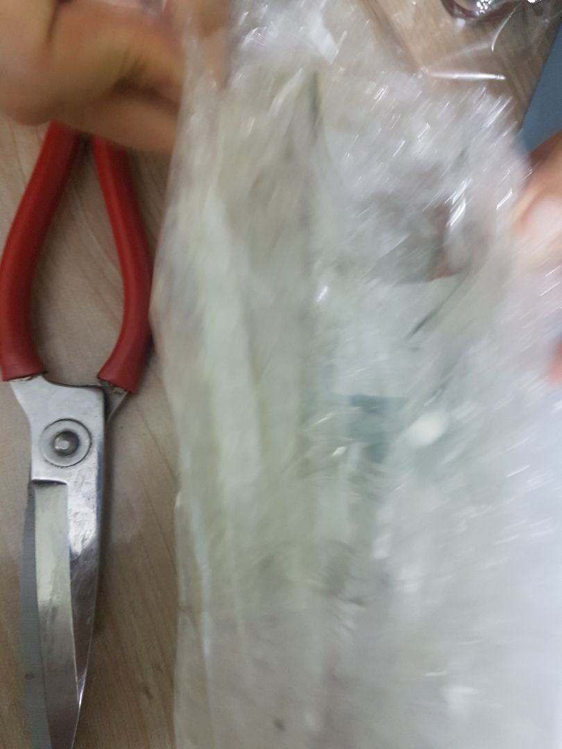 sản phẩm vừa ý ,  nhận hàng 2/1/2020 , bị bể 1 bình khi còn trong bao bì.mình mua 4 bình , (3 bình dây màu xám k sao nhưng bình dây màu đổ bị bể).
nhờ Tiki giải quyết dùm.