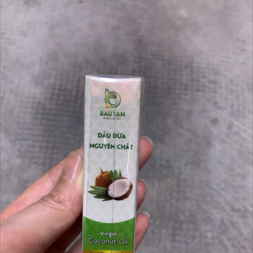 Dầu dừa thơm nhẹ dễ chịu, dùng vào môi mềm hơn hẳn. Nên mua ạ. Tiki giao nhanh trong 2h