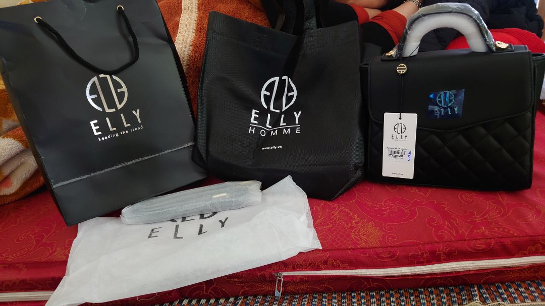Shop đóng gói ổn, hàng đẹp, da mềm, tuy nhiên phần nắp hơi bị lệch sao ấy, nhìn cái logo là thấy hơi bị khó chịu, cứ cố chỉnh phần nắp mà không được, chắc hàng lỗi nên giảm 50% à shop. Túi bên ngoài bé hơn hình chụp với mẫu nữa, điện thoại mình 6.5 inch để gọi là vừa thôi.