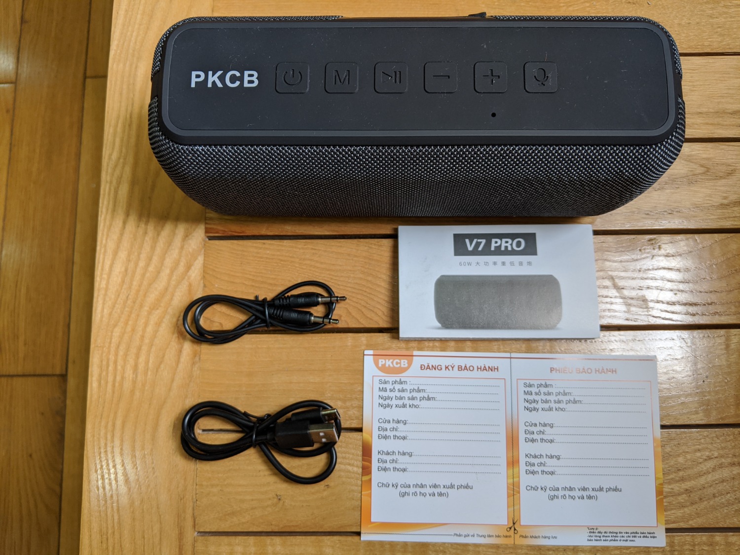 Đã nhận hàng và khui hộp thử luôn: Loa nhỏ gọn, rất chắc chắn, âm thanh to rõ Stereo rất hay, tiếng bass rất sâu nhưng tiếng treble hơi kém. Phụ kiện không có sạc kèm theo, Phiếu bảo hành không có thông tin của nơi tiếp nhận bảo hành, nếu cần bảo hành biết gửi về đâu hả Shop?