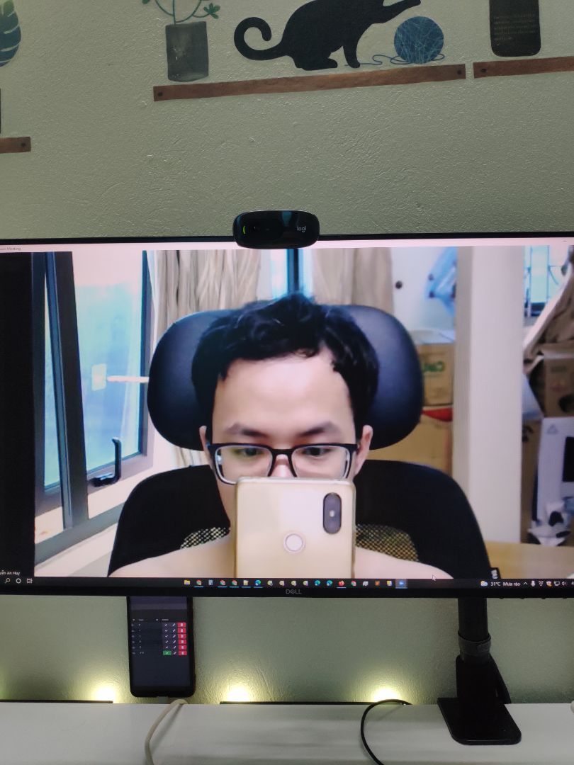 góc rộng, đủ dùng cho nhu cầu cơ bản. mic tốt nhưng ngồi bàn pc xa nên thu hơi nhỏ. ko biết có được bảo hành chính hãng của logitech ko?