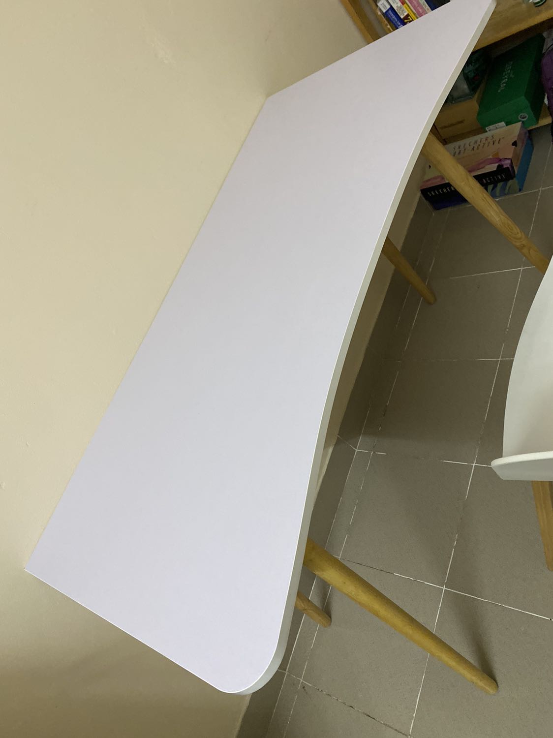 Thấy review có bàn trầy, móp góc cũng hoang mang. Nhận hàng bê lên cũng nghe tiếng chân bàn lọc cọc va vào nhau. Tuy nhiên mở ra thì thở phào vì mặt bàn rất đẹp ko bị gì, chân bàn cũng khá dễ lắp (cần có sẵn tua vít). Bàn giá hạt dẻ và chân lắp ráp nên ko thể mong đợi cứng cáp như bàn gỗ xịn được. Mình rất hài lòng với mặt hàng này cũng như nhân viên giao hàng của Tiki.