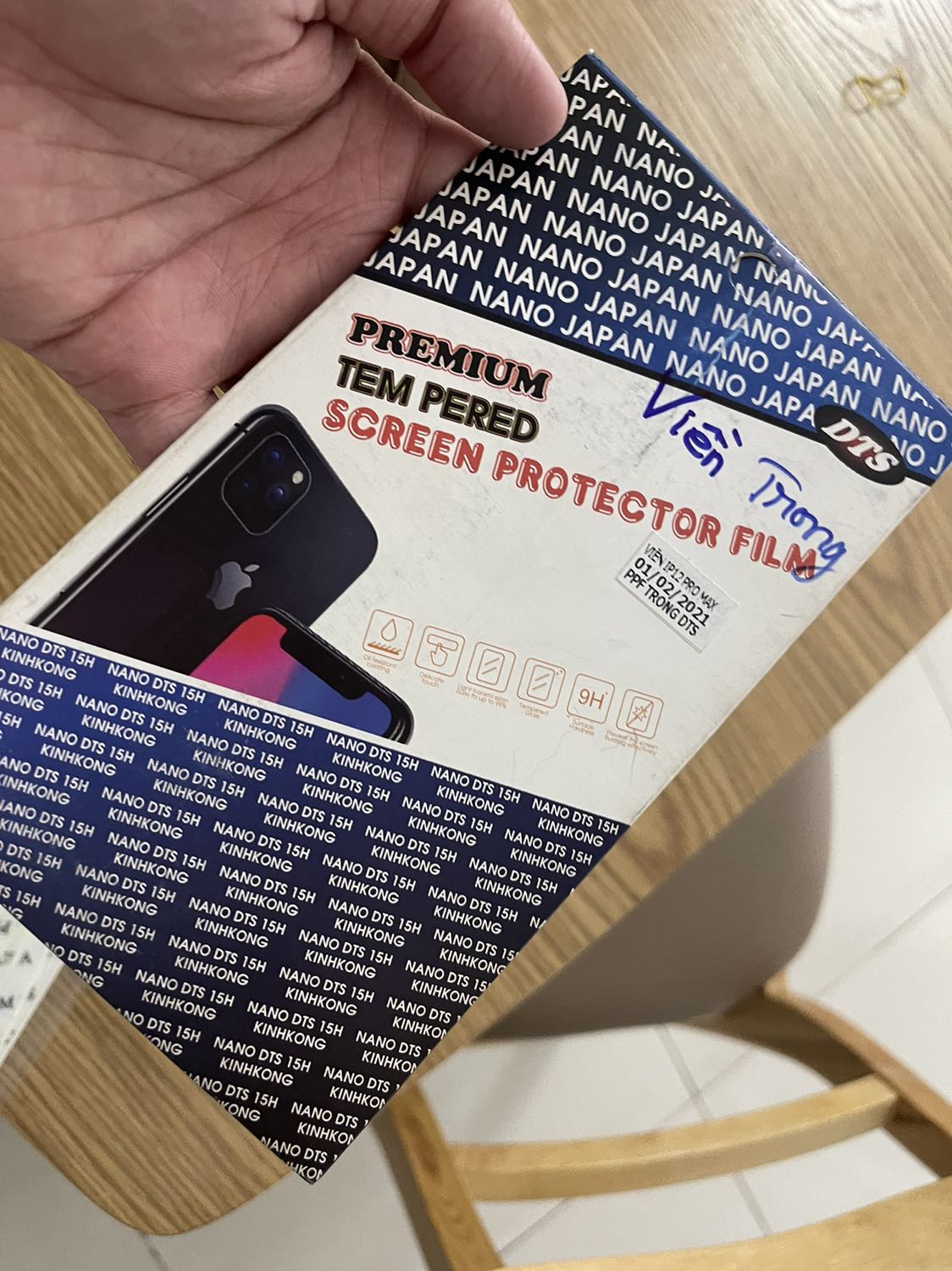 Mua của GOR, mà giao cái hàng rẻ tiền ngoài chợ như thế này, nhếch nhác thấy mắc gớm. Mình mua 2 bộ, bộ này bộ thứ 3 rồi, vì mấy nha cung cấp khác đều hết hàng bộ này cho 12 Pro Max nên mới mua bên này. Ai dè treo đầu dê bán thịt ***. Tiki nên xóa sổ cửa hàng này ra khỏi trang để lọc bớt những trường hợp buôn gian bán lận như thế này.