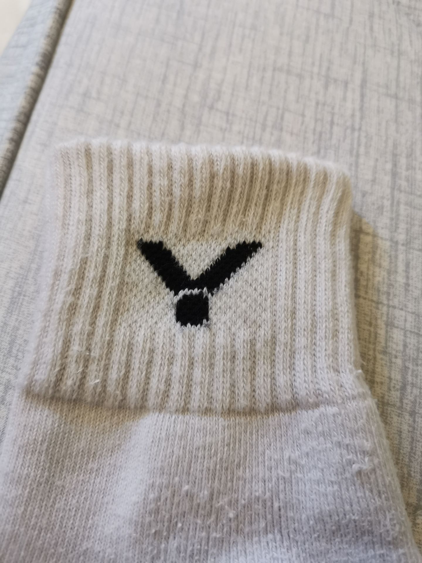 Tất siêu dầy, mang ôm chân, khít với giày, vận động rất thoải mái nha. Chơi thể thao mấy môn trong nhà như cầu lông thì nên mang tất này, đỡ bị lật cổ chân và bị thương các đầu ngón chân đó mọi người.