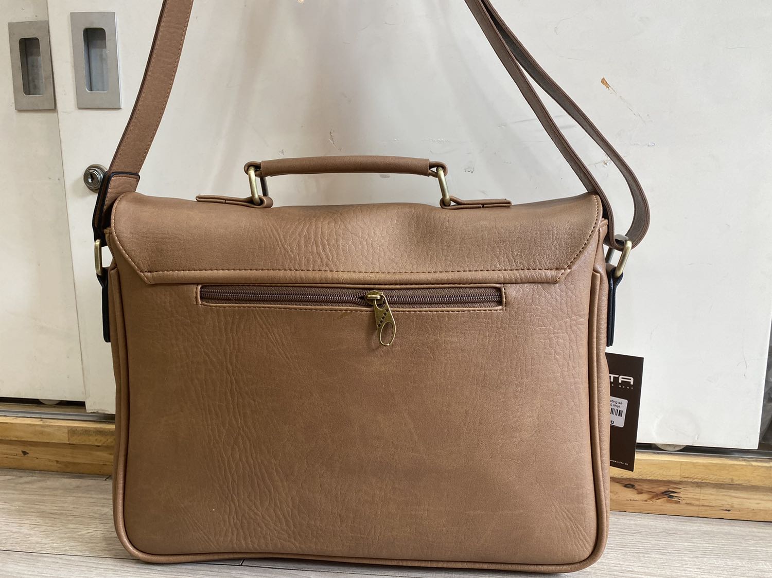 Mua cặp cho con trai đi học mà phụ huynh ai cũng khen, giá rẻ mà chất da rất đẹp, bền, tôi rất ưng ý, cho shop 5 sao nè