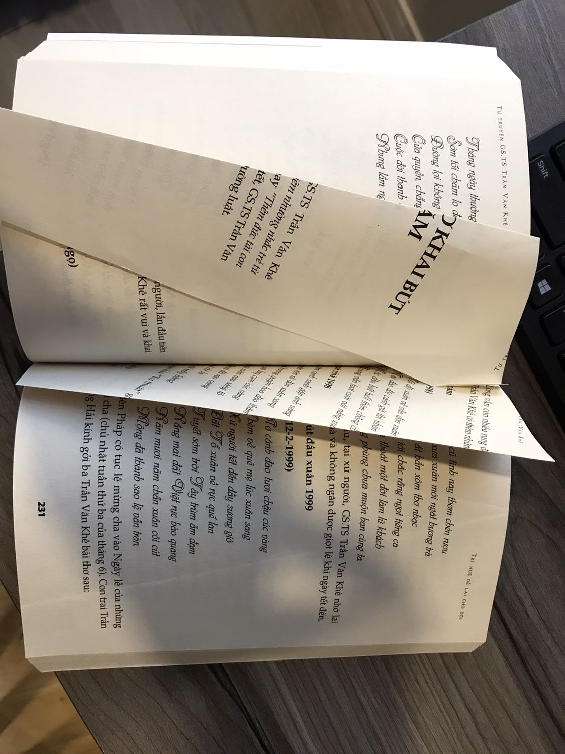 sách bị lỗi xếp giấy, chất lượng giấy không tốt.